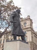 statua di Churchill a londra foto