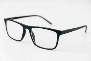 occhiali da vista in una cornice scura su sfondo bianco. copia, spazio vuoto per il testo foto