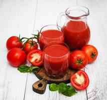 bicchieri con succo di pomodoro foto