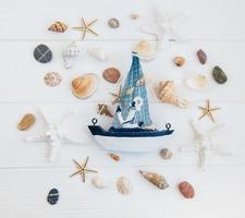 decorazioni marine su un tavolo foto