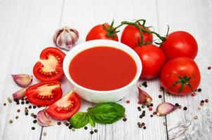 ciotola con salsa di pomodoro foto