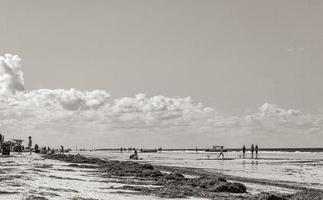 holbox mexico 22. dicembre 2021 bellissima isola di holbox spiaggia banco di sabbia panorama acqua turchese persone messico. foto