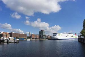 vista panoramica dal lato di una nave da crociera al centro di kiel, germania foto