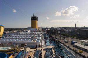 vista panoramica dal lato di una nave da crociera al centro di kiel, germania. foto