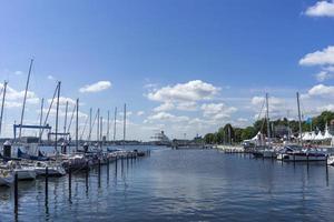 vista panoramica dal lato di una nave da crociera al centro di kiel, germania foto