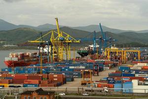 nakhodka, russia - 26 settembre 2020-paesaggio industriale con vista sul porto. foto