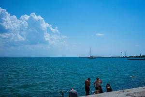 evpatoria, Crimea - 24 maggio 2018 - paesaggio marino con persone sul lungomare della città. foto