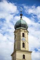 frammento del campanile di una chiesa cristiana con tetto arrugginito. foto
