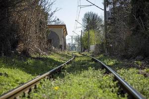 i binari della ferrovia si estendono in lontananza in Bulgaria. foto