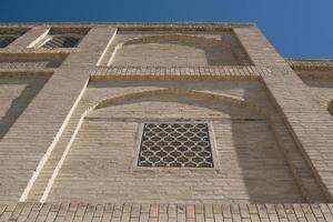 un antico edificio in mattoni, con elementi di archi. antichi edifici dell'Asia medievale. bukhara, uzbekistan foto