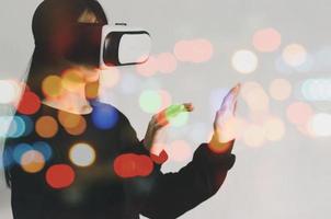 donna metaverse che utilizza l'auricolare per realtà virtuale dispositivo di realtà virtuale, simulazione, 3d, ar, concetto di tecnologia vr. foto