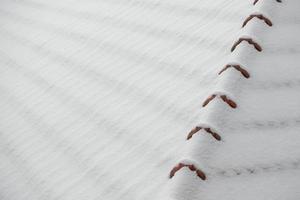 neve che ricopre il tetto della casa foto