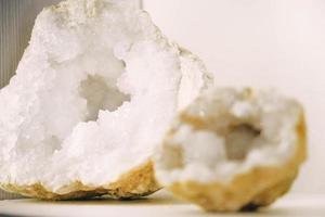 sezione di pietra d'agata con geode su sfondo bianco foto