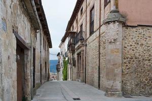 bella strada con tradizionali case in pietra e senza persone. medina de pomar, merindades, burgos, spagna foto