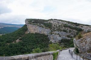 rocce naturali del monumento nazionale ojo guarena e percorso a piedi per accedere alle grotte. merindades, burgos, spagna foto