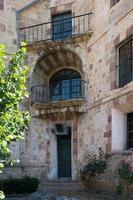 bellissimo ingresso e facciata del palazzo a ona, burgos, merindades, spagna foto