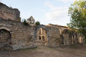 belle rovine dell'antico convento di santa maria de rioseco al tramonto. burgos, merindades, spagna foto