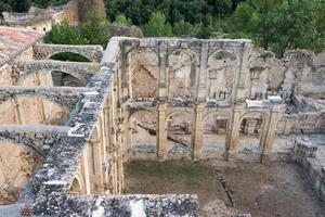 veduta aerea delle antiche rovine del monastero di santa maria de rioseco. burgos, merindades, spagna foto