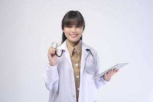 giovane dottoressa con lo stetoscopio su sfondo bianco