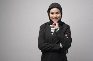 bella donna d'affari con ritratto hijab su sfondo bianco