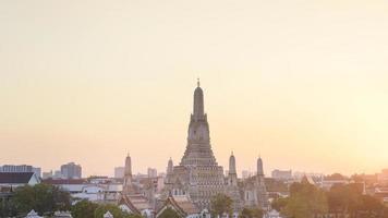 bella vista del tempio di wat arun al tramonto a bangkok, tailandia foto