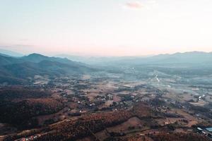 paesaggio di montagna e alberi nella mattina d'autunno foto