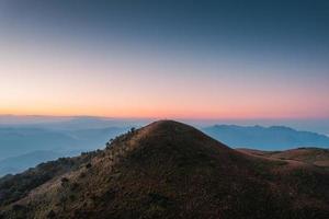 montagna mattutina dall'alto prima dell'alba foto