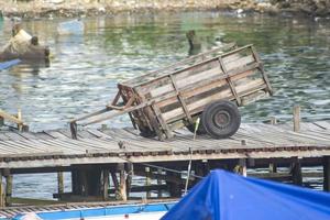 carretto del pesce sul molo di legno foto