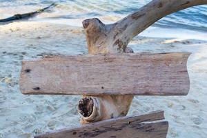 cartello in legno vuoto sulla spiaggia foto