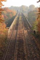 vista al ponte per i treni al paesaggio autunnale foto