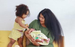 la madre sta allattando la mamma si è divertita a giocare felicemente con suo figlio appena nato, il concetto di amore e legami familiari. foto