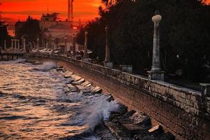 paesaggio urbano con vista sull'argine di sukhumi al tramonto, abkhazia foto