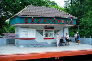 vladivostok, russia-luglio 23,2020-paesaggio urbano con stazione ferroviaria sanatorskaya foto