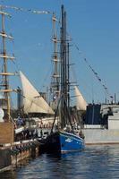 vladivostok, russia-9 settembre 2018-navi da guerra e barche a vela nel porto della città. foto