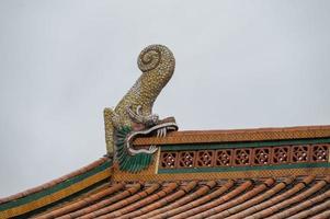 i tetti e le grondaie dei templi tradizionali cinesi foto