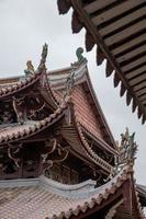 i tetti e le grondaie dei templi tradizionali cinesi foto