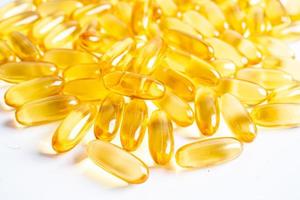 capsule di olio di pesce omega 3 vitamina con epa e dha isolati su sfondo bianco. foto