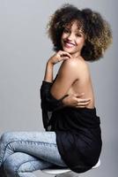 giovane donna nera con acconciatura afro sorridente foto