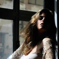donna bionda sexy, modello di moda, in finestra foto