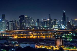 bangkok thailandia paesaggio urbano di notte molti torre vicino al fiume foto