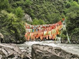 fiumi e bandiere dell'entroterra tibetano foto