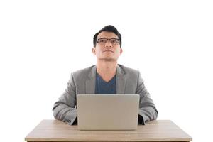 ritratto di uomo d'affari con laptop isolato su sfondo bianco. foto