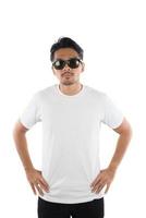 t-shirt bianca su un giovane hipster isolato su sfondo bianco.