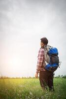 uomo hipster con uno zaino sulle spalle, tempo di viaggiare, concetto di turismo. foto