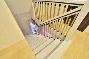 scale dal design moderno realizzate in legno. interno di casa. foto