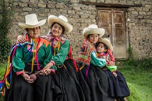 donne andine peruviane che posano in diverse azioni foto