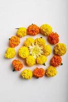 design rangoli di fiori di calendula per il festival di diwali, decorazione floreale del festival indiano foto