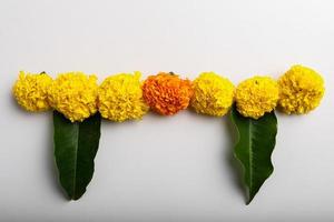 design rangoli di fiori di calendula per il festival di diwali, decorazione floreale del festival indiano foto