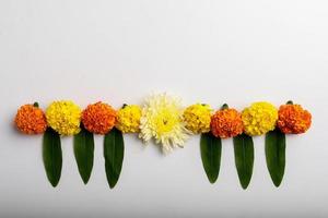 design rangoli di fiori di calendula per il festival di diwali, decorazione floreale del festival indiano foto