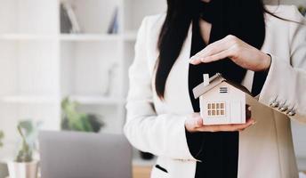 primo piano di uomo d'affari azienda modello di casa. concetto di architettura, edilizia, edilizia, immobiliare e proprietà foto